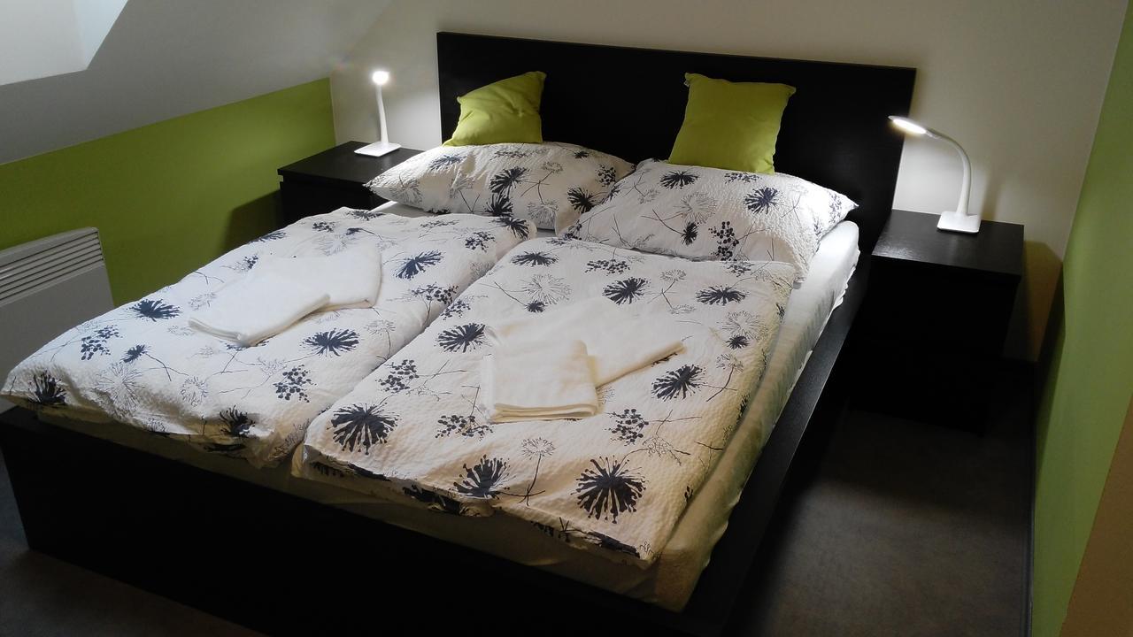 Hrusky Bed & Parking Eurobit住宿加早餐旅馆 外观 照片